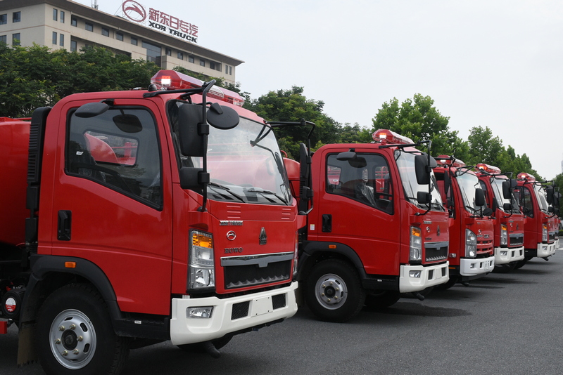 六輛重汽豪沃水罐灑水車 檢驗合格準備發車